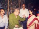 कविवर्य सुरेश भट देवकी पंडित ह्यांच्यासोबत बोलताना